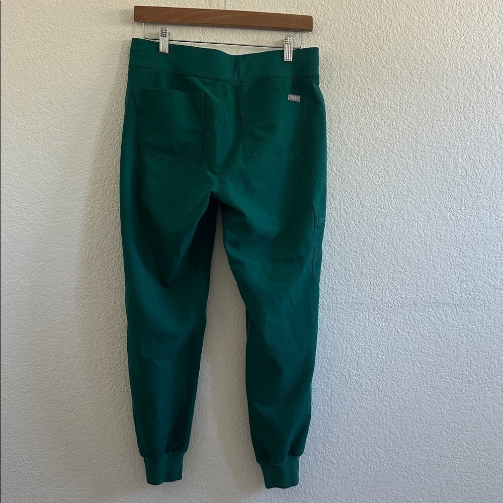 Limited Edition set of Figs Casma  Top and Zamora Jogger pants in Hunter Green - Picture 7 of 13